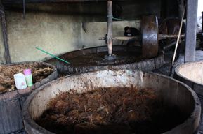 木桶に入れられた繊維